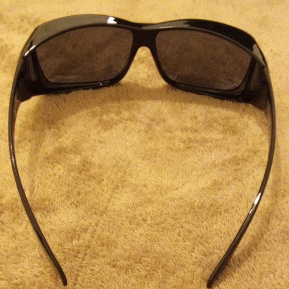 Sleek Black Men's Sunglasses - Picture 5 of 6